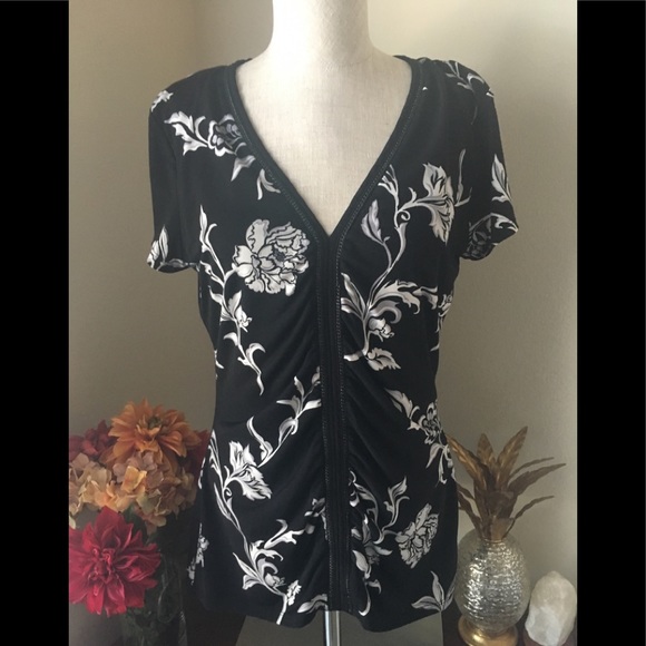 White House Black Market Tops - WHBM knit floral top, like new, sz med